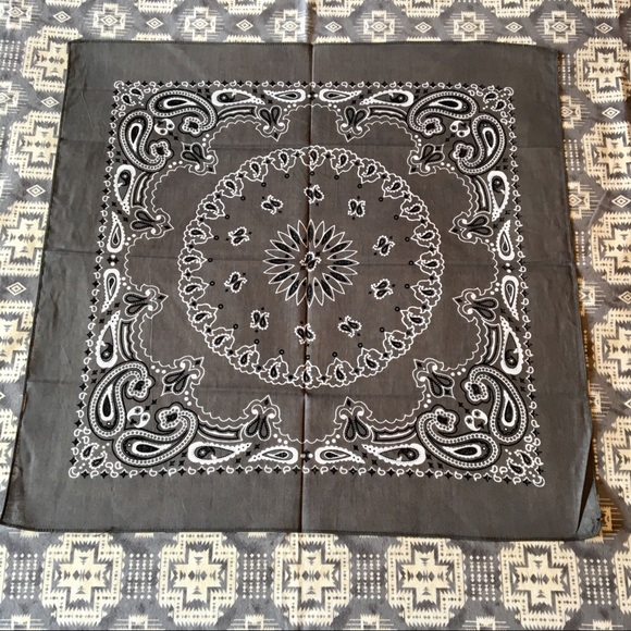 NWOT Gray bandana/ face mask 😷 - Picture 5 of 5